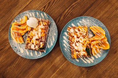 ahşap bir masa üzerinde leziz bir kahvaltı ile iki mavi plaka