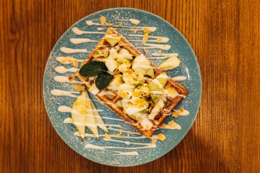 ahşap bir masada inanılmaz güzel ve lezzetli tatlı tatlı