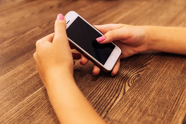 Téléphone Blanc Moderne Dans Les Mains Fille Assise Table — Photo