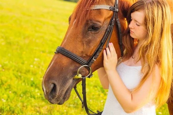 Close Uma Adolescente Que Está Perto Cavalo Com Freio Tocá — Fotografia de Stock