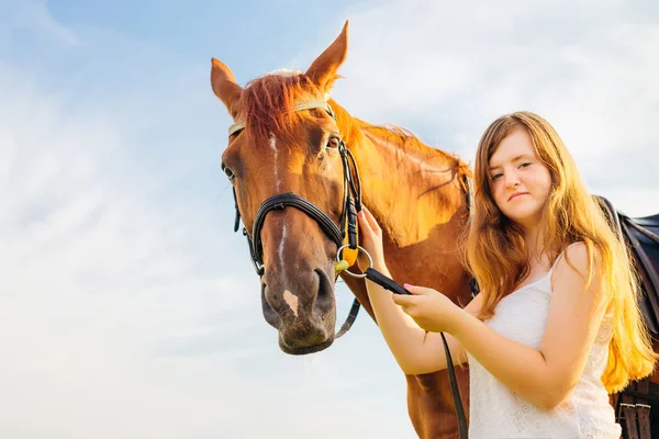 Uma Menina Bonita Segura Cavalo Para Freio Eles Olham Lente — Fotografia de Stock