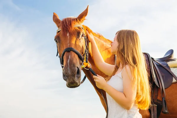 Uma Garota Bonita Segura Cavalo Para Freio Acariciá Fundo Céu — Fotografia de Stock