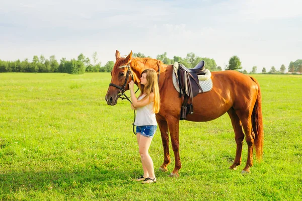 Uma Menina Com Cabelos Longos Fica Campo Perto Cavalo Segura — Fotografia de Stock