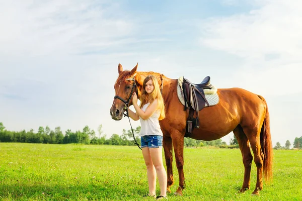 Cavalo Com Freio Uma Sela Está Prado Verde Uma Menina — Fotografia de Stock