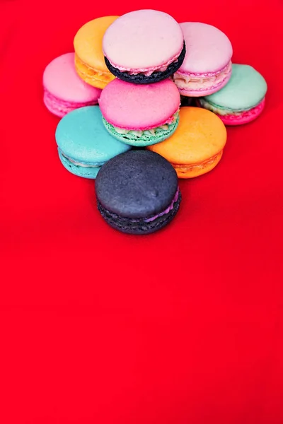 Червоний фон, на якому лежить смачне солодке печиво різноманітної — стокове фото