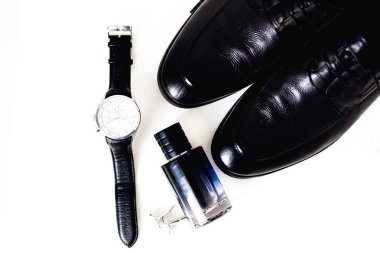 siyah erkek ayakkabı, parfüm, kol düğmeleri ve şık saatler