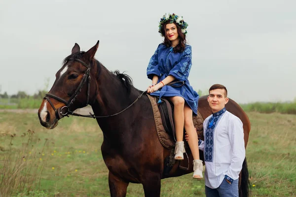 Girl Who Elegantly Sits Saddle Horse Her Boyfriend Who Stands — Stock Photo, Image