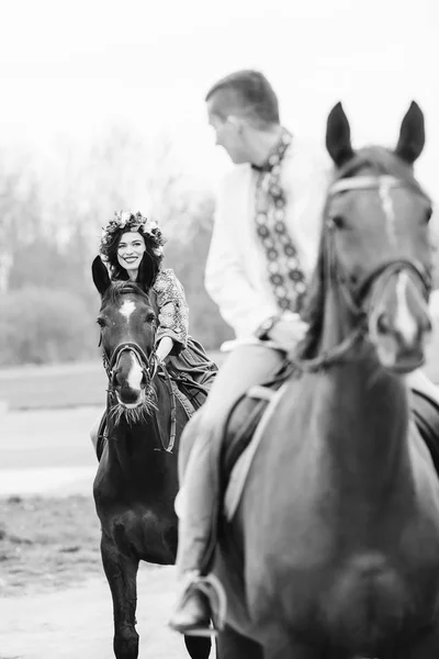 Дівчина Посміхається Своєму Хлопцеві Їде Коні Перед Нею Чорно Білій — стокове фото