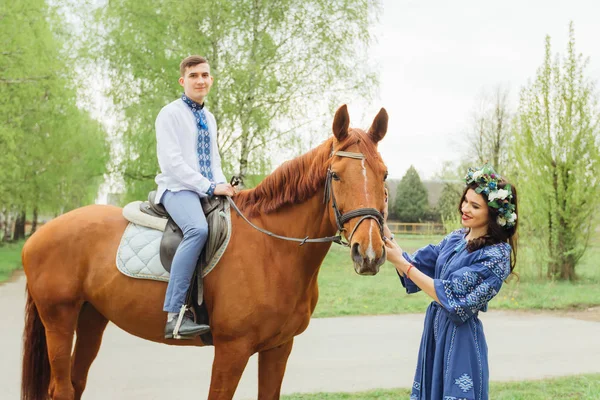 Girl Beautiful Clothes Holds Horse Bridle Horse Sitting Her Boyfriend — Stock Photo, Image