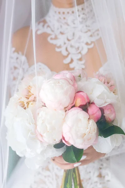新娘的特写镜头在一个美丽的礼服 举行婚礼花束 并覆盖着面纱 — 图库照片