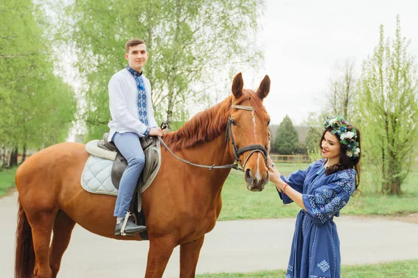 Chica Ropa Hermosa Sostiene Caballo Para Una Brida Caballo Sentado Imagen De Stock