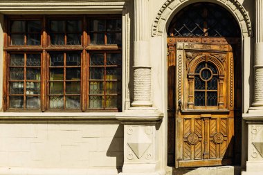 Güzel eski oyulmuş kapılar ve eski binanın eski penceresi.