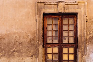 Dış cephe dekorasyonu ile büyük eski ahşap pencere