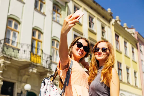 Barátnők Ruhák Hátizsákok Hogy Egy Selfie Háttérben Város — Stock Fotó