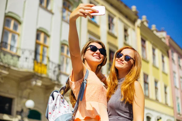 Lányok Belenéznek Telefon Kamerájába Lefényképezik Magukat Város Hátterében — Stock Fotó
