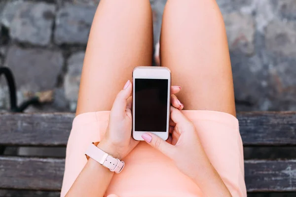 Menina Está Sentada Segurando Telefone Perto Seus Pés — Fotografia de Stock