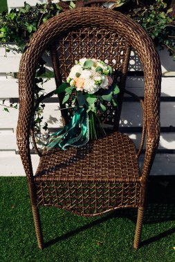 güzel hasır koltuk ve şık düğün buketi