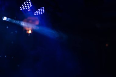 dans pistinde projektör ışığı. Duman inci üzerinde görünür