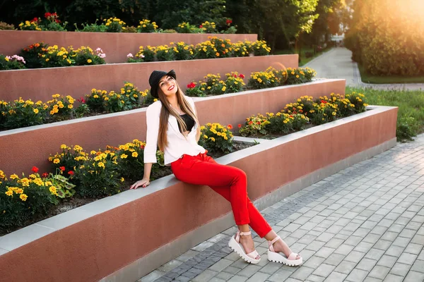 Chica Feliz Ropa Elegante Sentado Cerca Hermoso Parterre —  Fotos de Stock