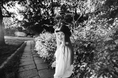 Kız parkta yürüyüş ve arıyorum bana yardımcı olanvarmı başında siyah bir şapka ile