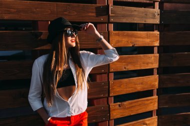 Moda ve şık kıyafet, sunglas giyinmiş bir genç kız