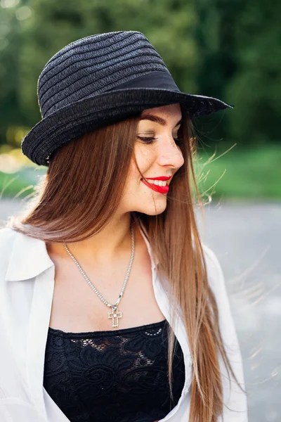 Perfil de cerca de una chica en un sombrero y un hermoso maquillaje — Foto de Stock