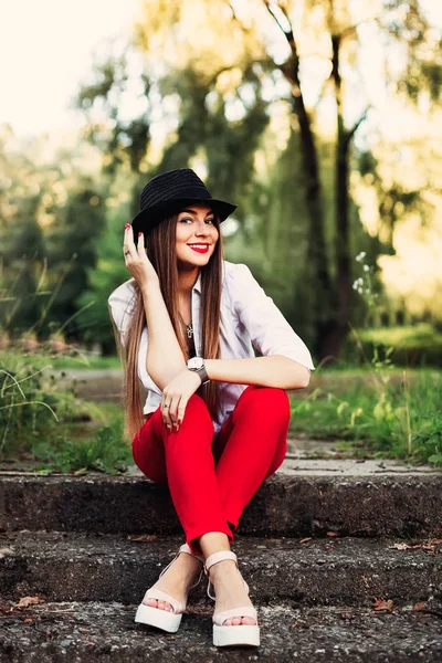 Een Mooi Meisje Modieuze Kleding Zittend Trappen Schattige Glimlach — Stockfoto