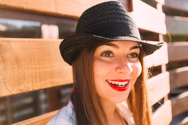 yüzünde Çiller bir kızla ahşap bir çit eğildi. Kapat