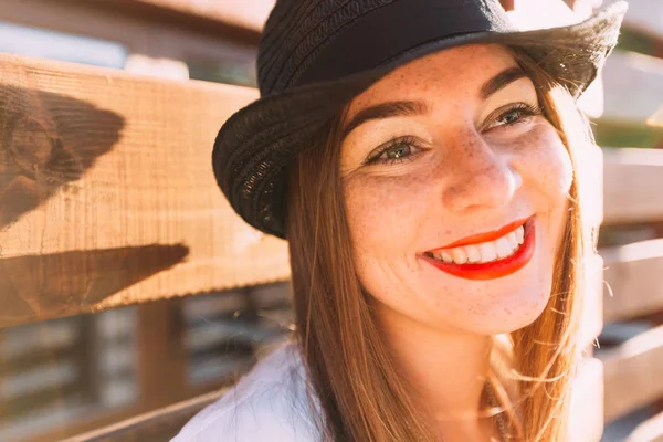 Yakın çekim yüz Çiller ve nazik bir makyaj ile bir kızın kim si