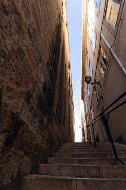 Lisbon, Portekiz - 20 Ocak 2018 taş merdiven Küpeşte iki bina arasındaki ile.