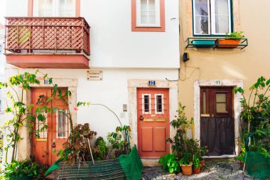 Lisbon, Portekiz - güzel windows ve hangi kapıya bir konut ev Çiçek saksı içinde yer alan 20 Ocak 2018