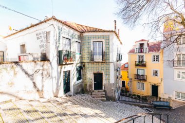 Lisbon, Portekiz - 20 Ocak 2018 çeşitli binalar birleştiren rahat bir avlu. Bazı binalar cephe Portekizce taşlarla kaplı