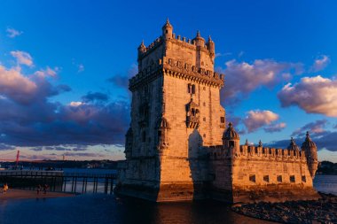 Lisbon, Portekiz - belem Kulesi close-up 28 Ocak 2018 pitoresk bir nehir kıyısında yer alır. akşam güneşi tarihi binanın bir parçası aydınlatır