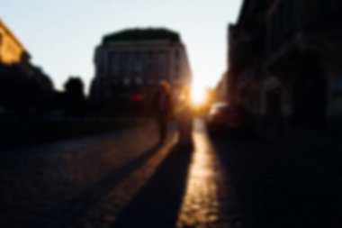 Kim el ele tutuşup bir odak olmadan bir fotoğraftaki kentin akşam sokaklarda yürümek yeni evliler