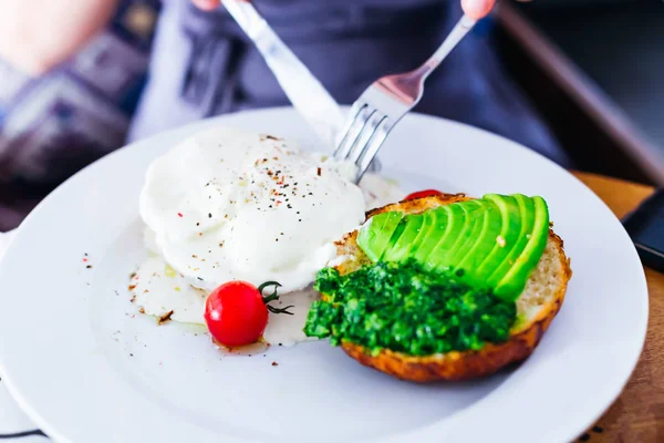 Beginnt Das Mädchen Café Frühstücken Besteck Und Leckeres Frühstück — Stockfoto