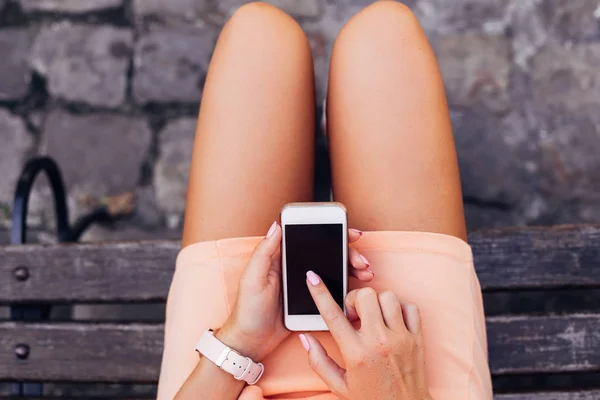 Menina Está Sentada Banco Segura Telefone Mão Toca Tela Com — Fotografia de Stock