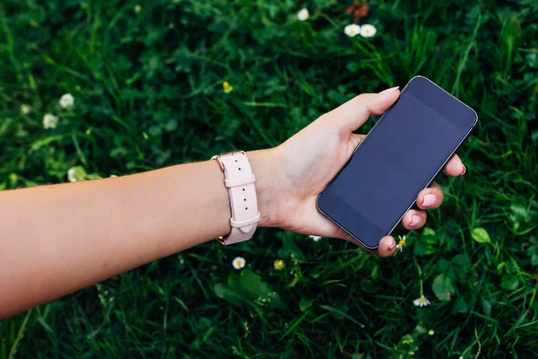 Gros Plan Une Main Fille Qui Tient Téléphone Dans Fond — Photo