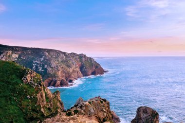 günbatımı ve okyanus. cabo de roca büyüleyici doğası hayranım