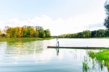 Birkaç göl iskelede duran ve sarılma. güzel