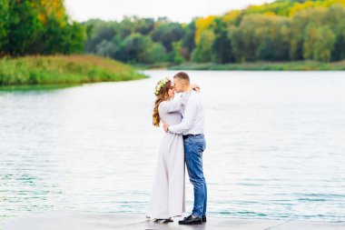 bir kaç içinde romantik bir fotoğrafı seviyorum kim güzel bir göle iskelede birbirlerine kucaklayan