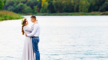 Güzel bir kız onu göle iskelede kucaklayan sevgilisi ile yüz yüze standları