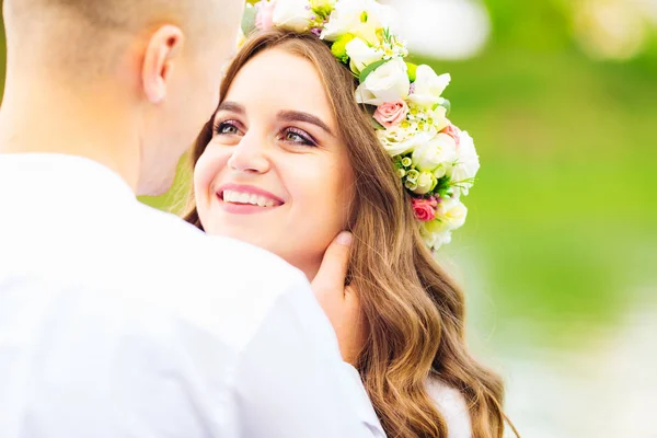 Upřímný Pohled Dívky Věncem Hlavě Její Milovaný Přítel — Stock fotografie