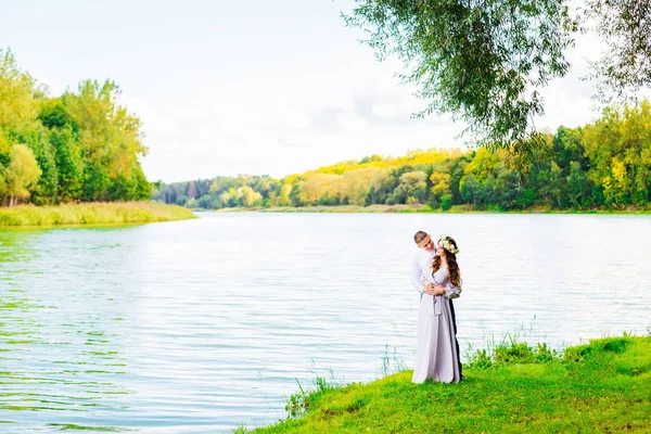 Gelukkig Lachende Paar Staande Oever Van Een Meer Tegen Een — Stockfoto