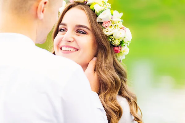 彼氏笑って彼女の頭に花輪を捧げる美少女 — ストック写真