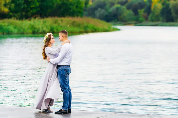 Bir Çelenk Başında Güzel Bir Kadınla Kocası Kucaklayan Onlar Yüz — Stok fotoğraf