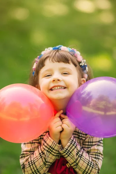 어린 소녀 그녀의 한에 풍선 보유의 성실한 미소 — 스톡 사진