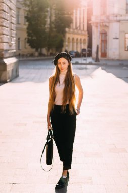 siyah eroini uzun saçlı Genç bir kızın şehvetli poz