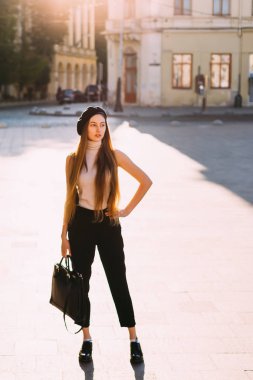 güzel model arka plan üzerinde zarif bir pozisyonda duruyor 