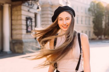 bir şık siyah bere kamera le gülümseyen güzel kız