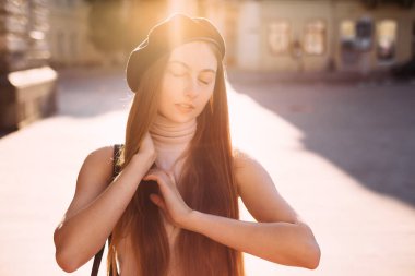 Bir kız uzun saç ve kapalı bir siyah bere Close-Up 